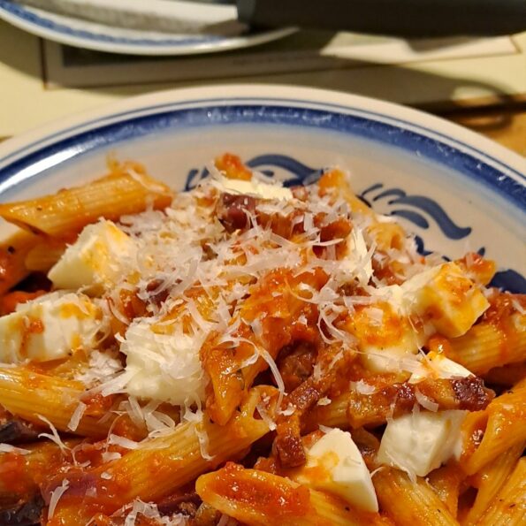 Pasta amatriciana with mozzarella